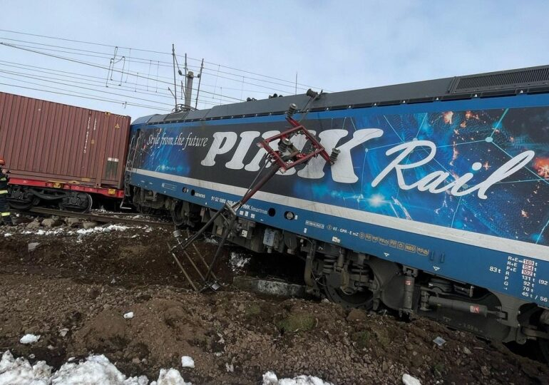 Ciocnire între două trenuri de marfă private. Un om a murit