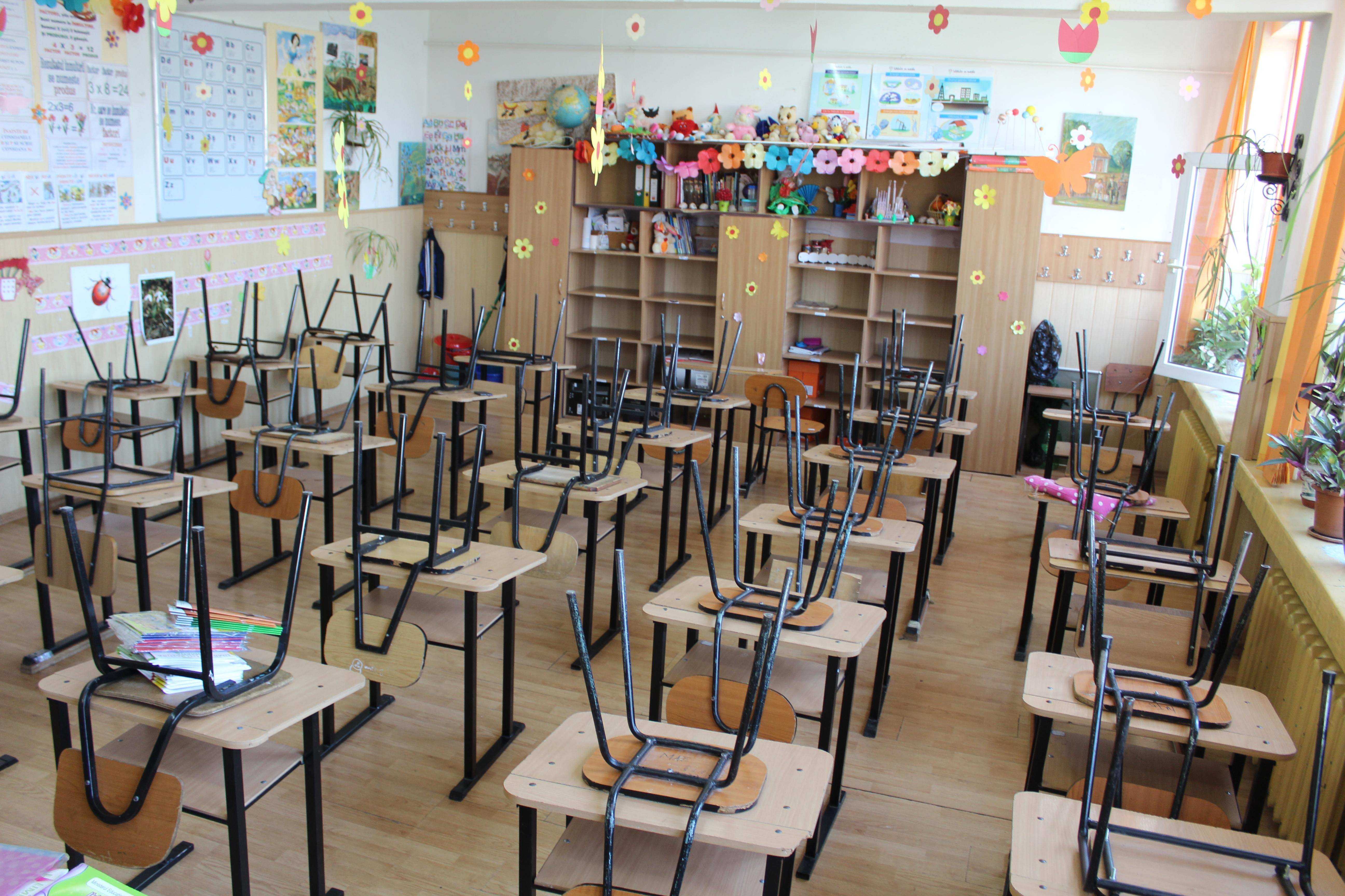 Mizerie, mucegai şi clase unde elevii vor învăţa în frig