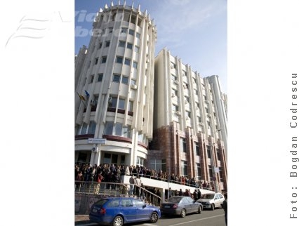 Revolta funcţionarilor din Finanţe!