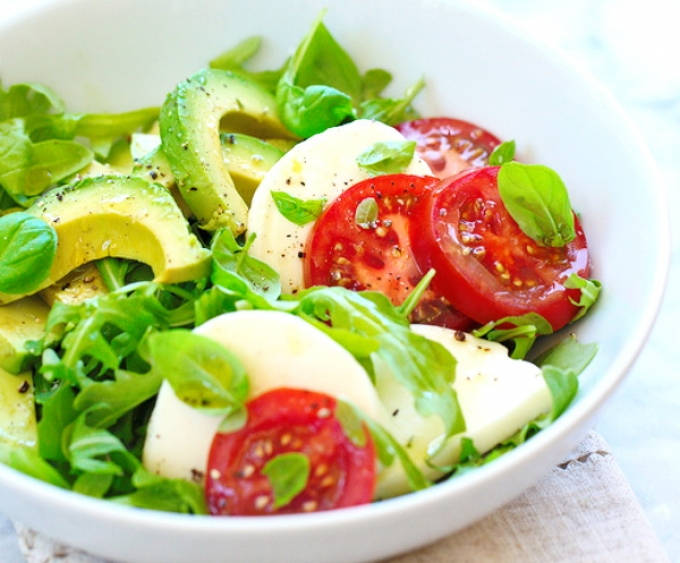 Salată Caprese cu avocado