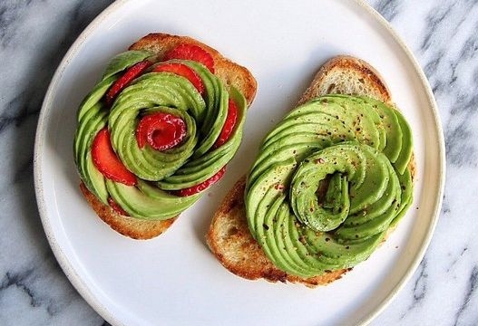 Ce mai punem pe masă: TRANDAFIRI DIN AVOCADO. Cum se pregătesc (VIDEO)