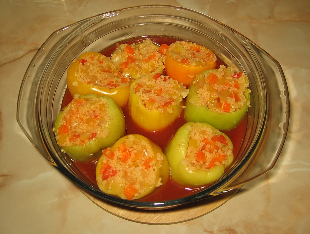 Ardei umpluți cu cușcuș, linte și năut