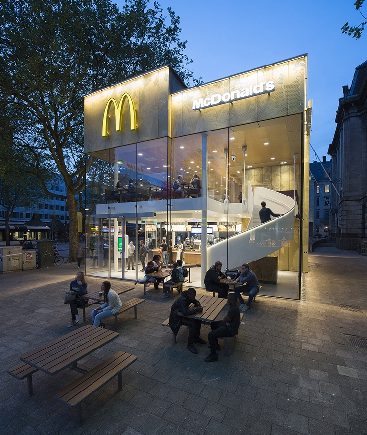 Cel mai LUXOS restaurant FAST-FOOD din Europa