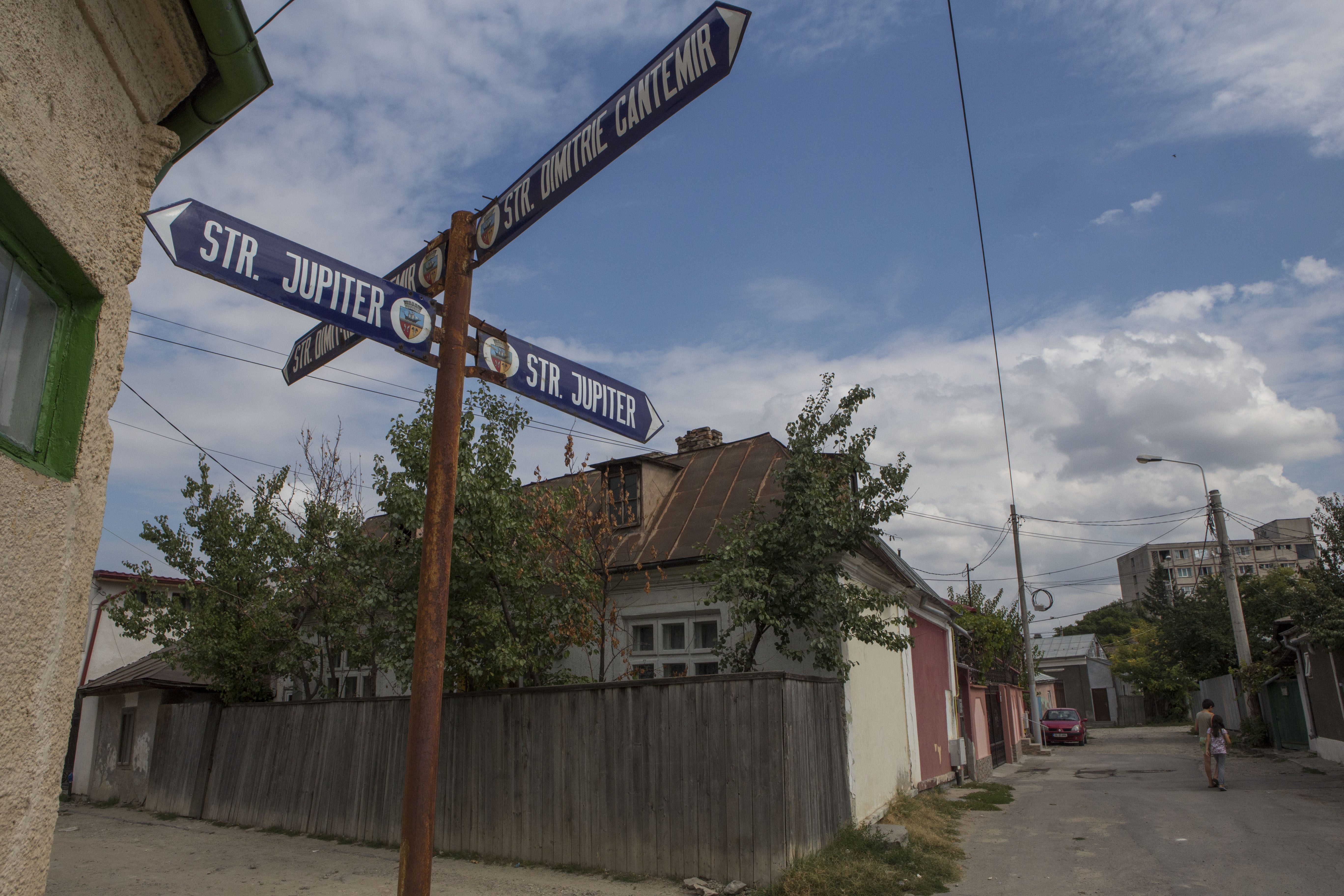 Investiţii fără cap în Valea Oraşului: S-a reparat canalizarea, dar nu și țevile de apă, vechi de 100 de ani