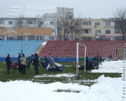 Deţinuţii deszăpezesc „Oţelul”!
