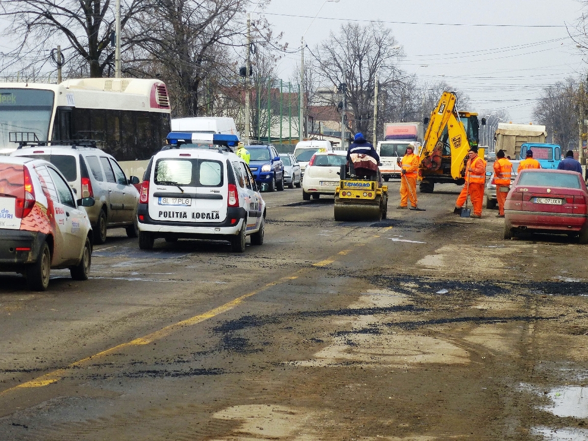 PETICEALA de pe Coşbuc merge mai departe: Fed Cup mai REPARĂ o stradă din Galaţi (FOTO)