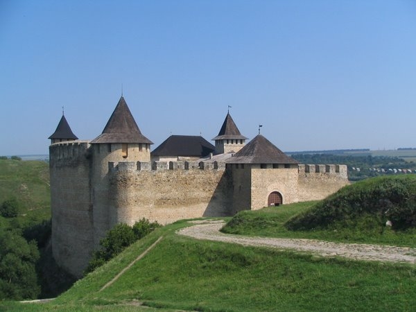 Proiectul "Perle medievale": Cetăţile Suceava, Hotin şi Soroca vor fi promovate printr-un proiect comun finanţat de UE