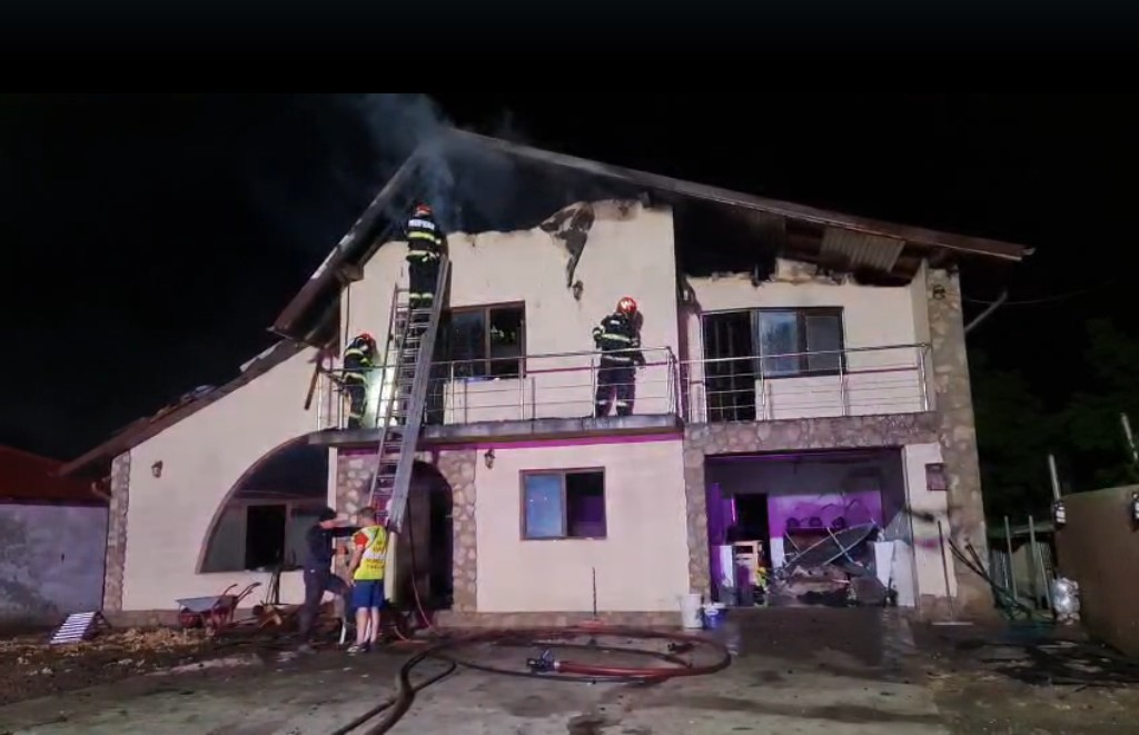 Vilă distrusă de foc din cauza unui cablu defect