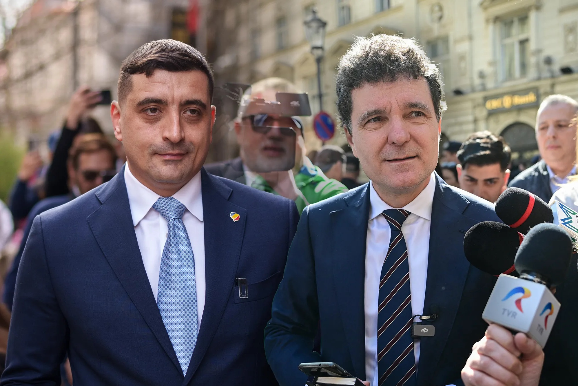 Manipulare humanum est