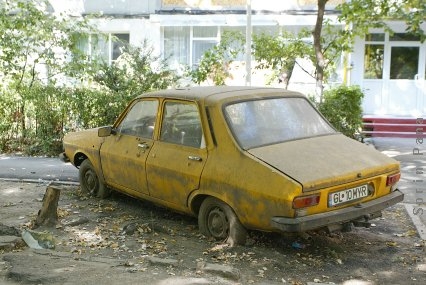 Nepăsare înglodată în faţa blocului  