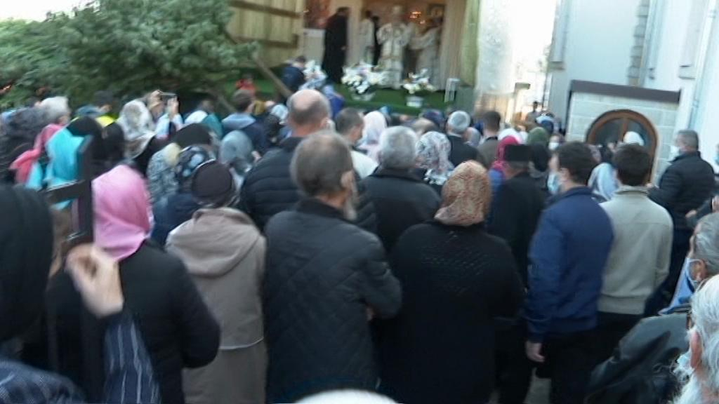 Îmbulzeală și amenzi, la sfințirea unei biserici din Galați