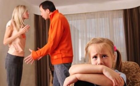 „Te urăsc, tu eşti vinovată dacă pleacă tata!”