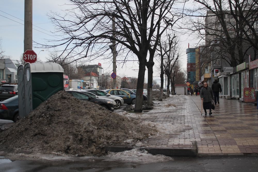 SOLUŢIA salubrizării trotuarelor din Galaţi: Aruncarea zăpezii pe carosabil