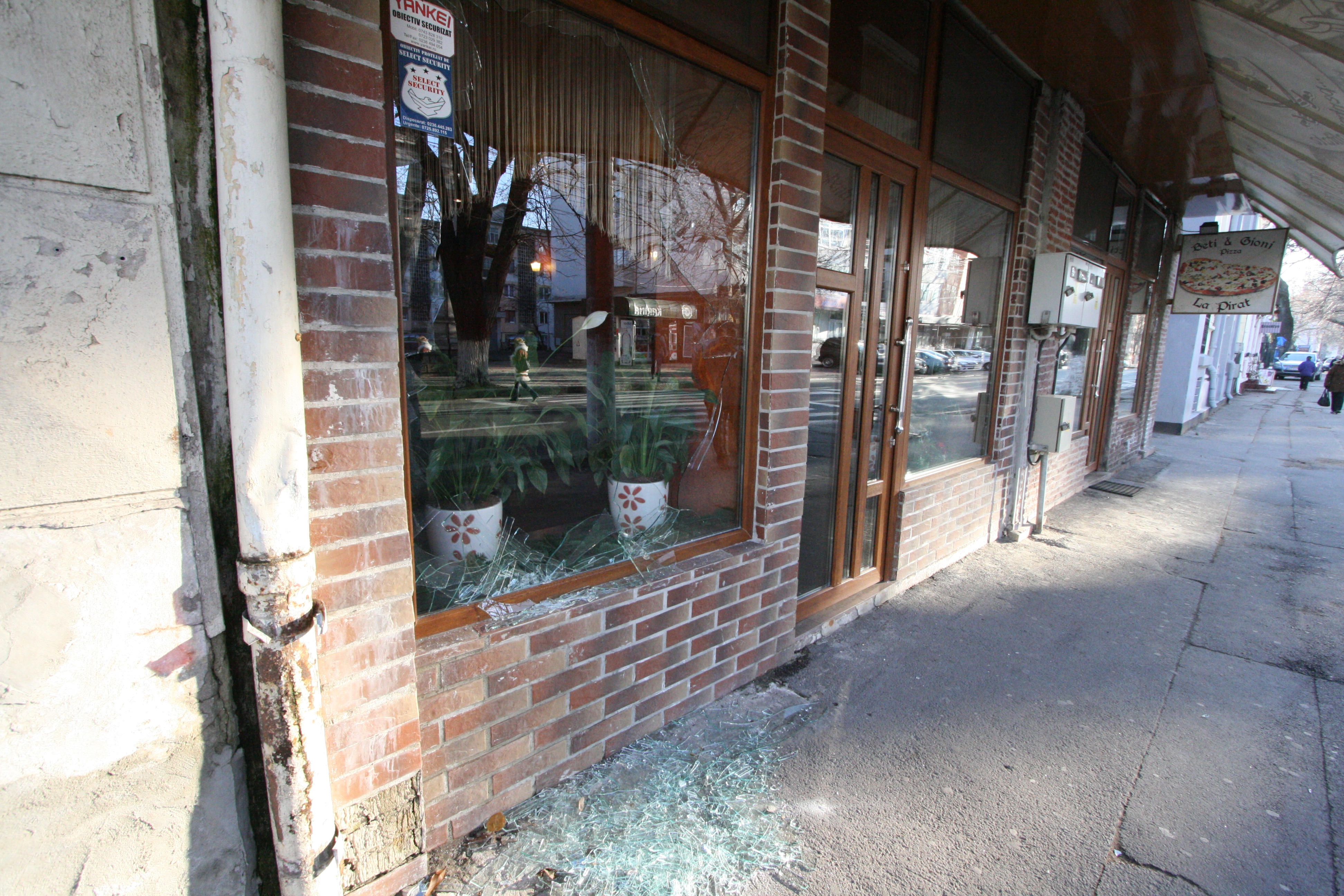 Geamuri sparte la un restaurant din centrul oraşului