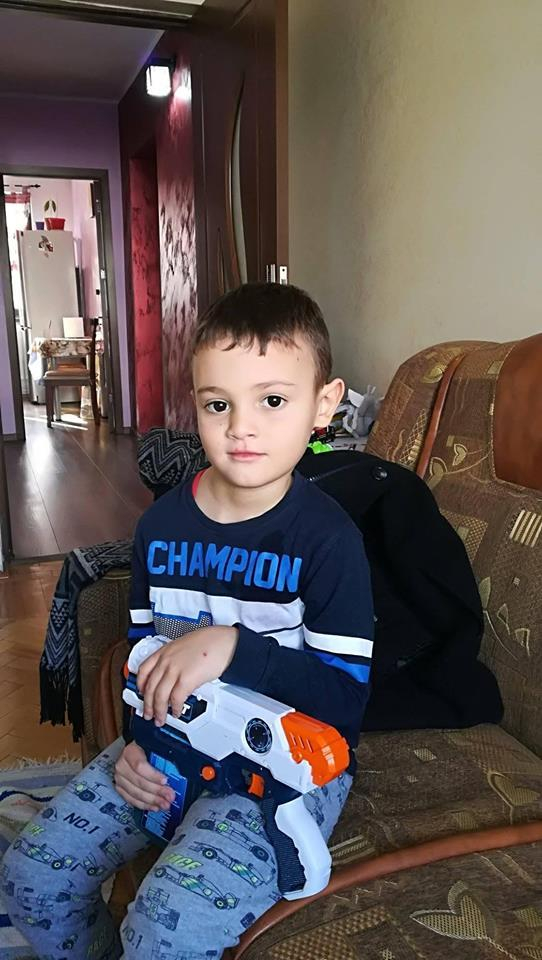 Ajutor pentru băieţelul cu implant de nerv