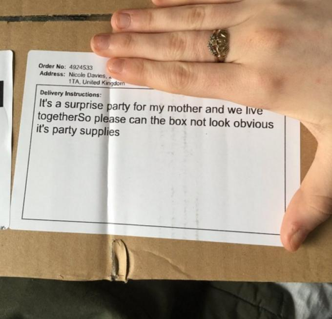 A comandat un iPhone şi a primit şuruburi