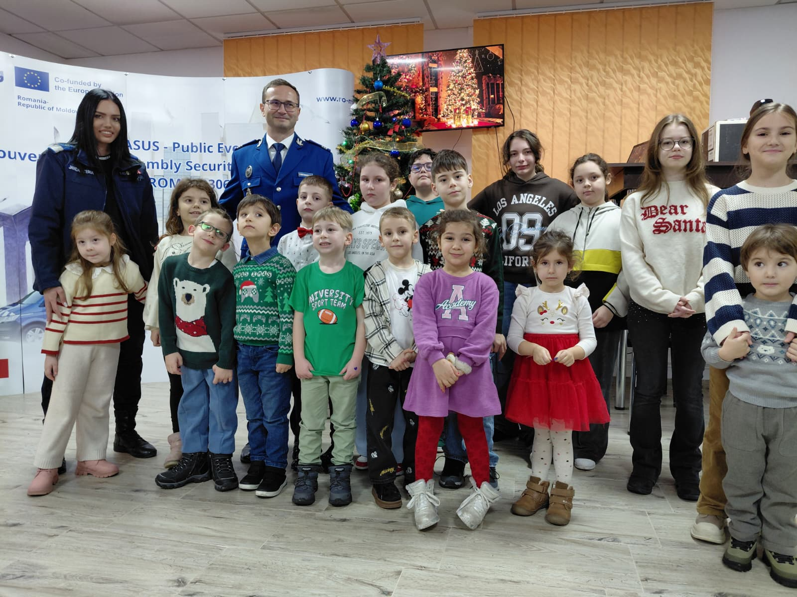 Bradul care le aduce mulțumiri părinților jandarmi