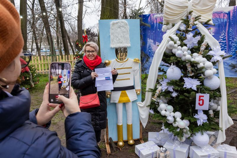 Voucher de 3.000 de lei pentru bradul Şcolii „Mihail Sadoveanu”