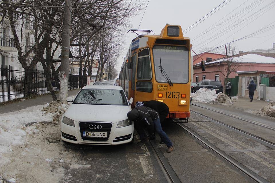 PAMFLET |  Reguli de circulaţie noi pe Basarabiei. BMW şi Audi au prioritate în faţa tramvaielor