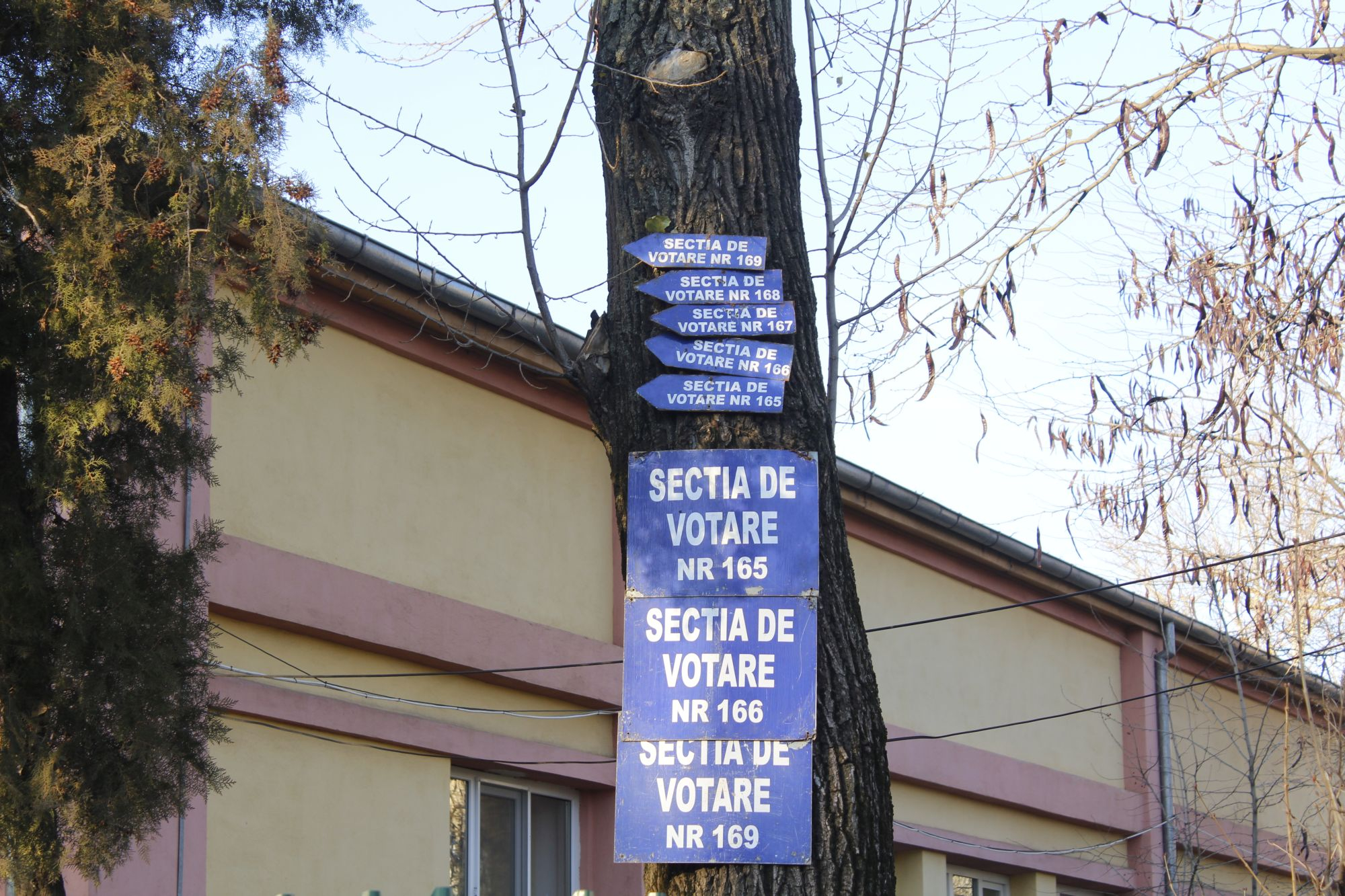 Prima zi de Referendum pentru modificarea Constituţiei. S-au deschis secţiile de votare