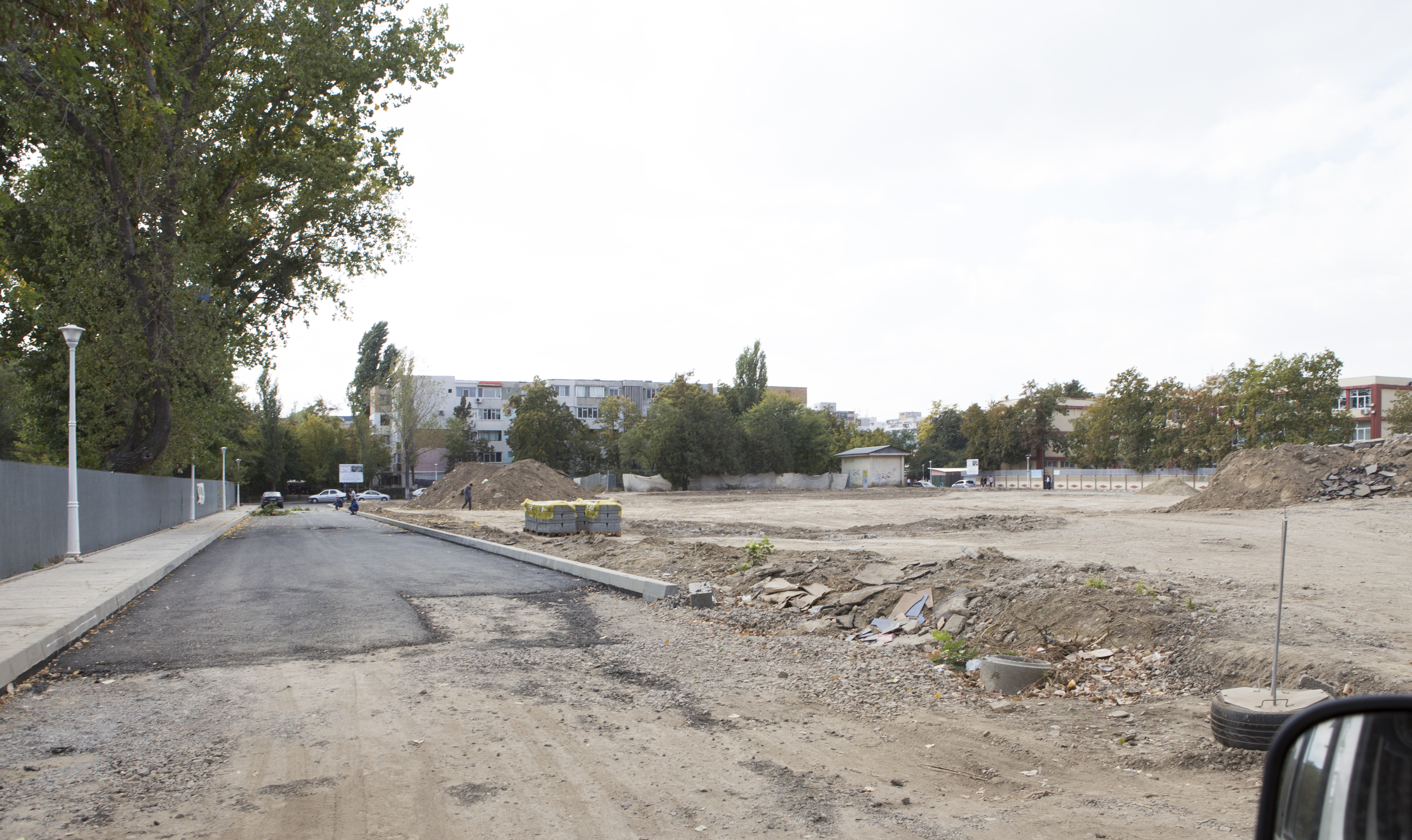 De ce nu se mai lucrează în Micro 19/ Căile de acces spre viitoarea parcare, parţial asfaltate