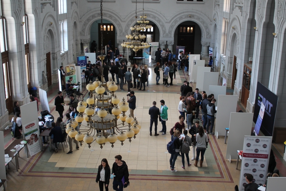 Zeci de COMPANII şi-au prezentat OFERTELE pentru studenţi. Care sunt cele mai atractive domenii