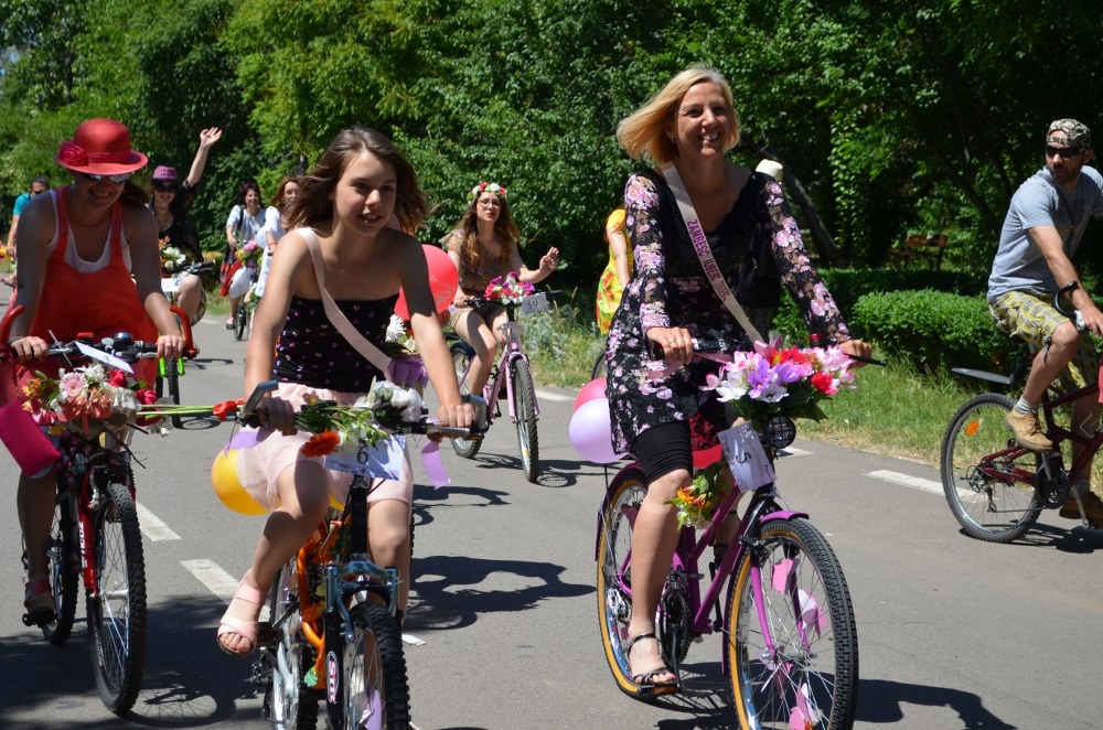 Gălăţence elegante... pe două roţi/ Înscrieri la "Promenada biciclistelor"