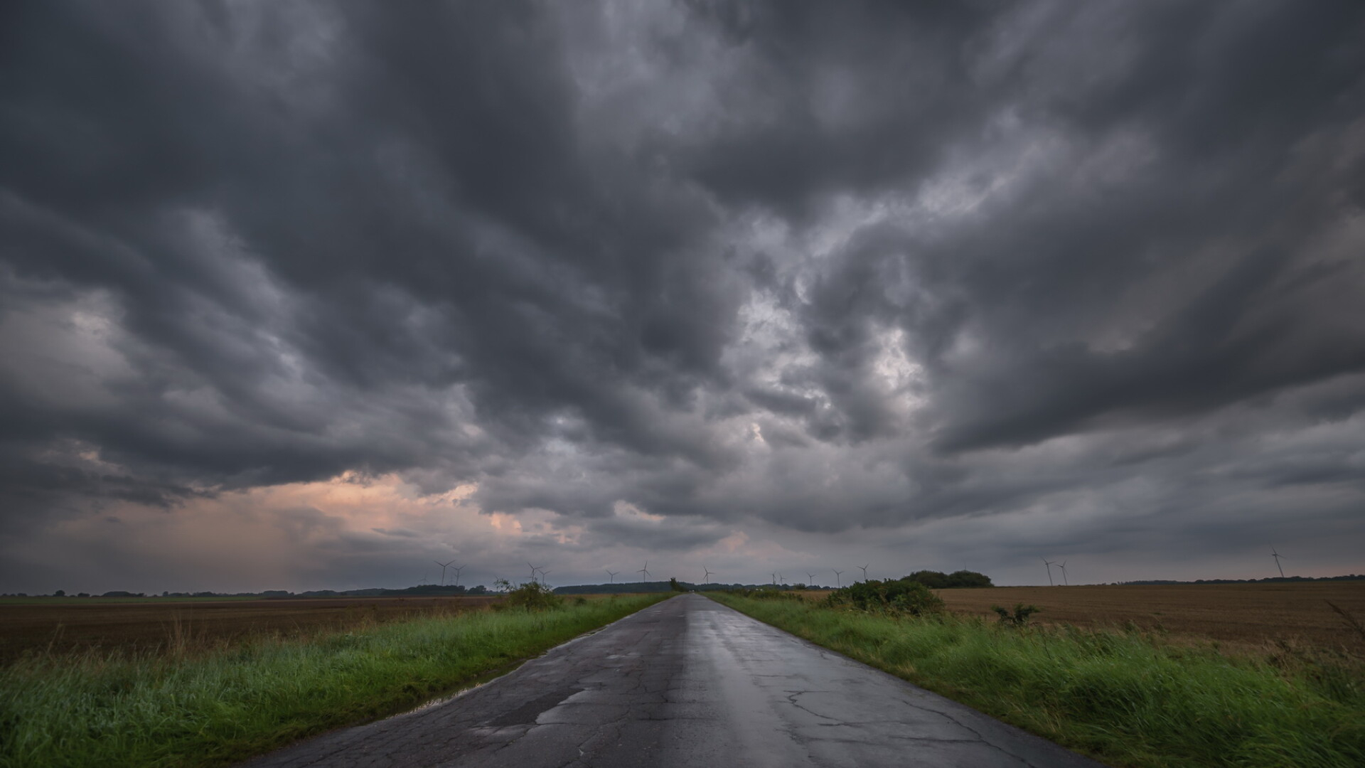 Avertizare urgentă de vijelii şi ploi torenţiale pentru jumătatea de nord a judeţului Galaţi