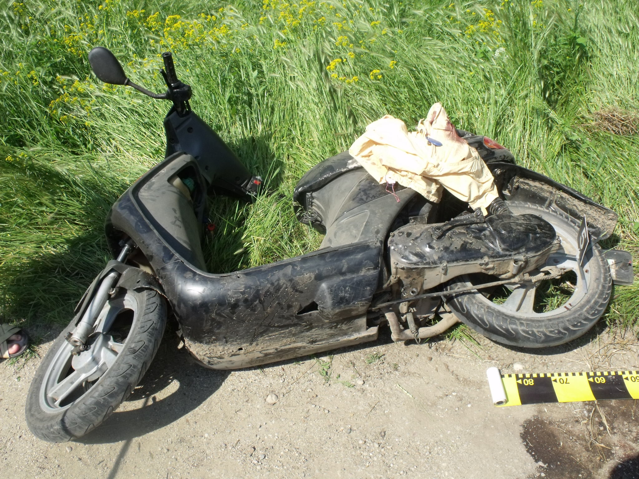 Senzaţii tari pe două roţi! Un tânăr fără permis s-a accidentat după ce a condus băut un motoscuter