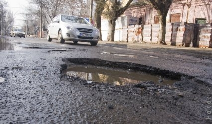 Gropile din carosabil fac victime 