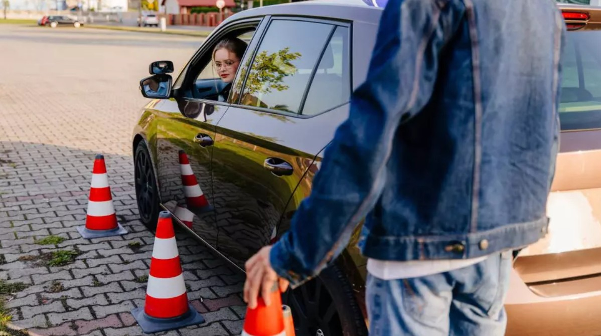 De ce nu sunt învățați șoferii să conducă prudent. Legea conducerii defensive, ”uitată” într-un sertar