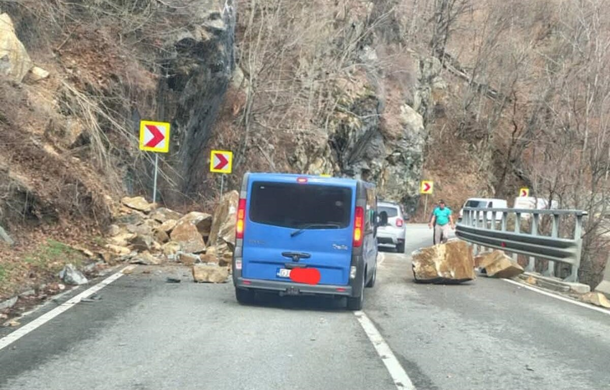 Bucăți de stâncă, căzute în Defileul Jiului