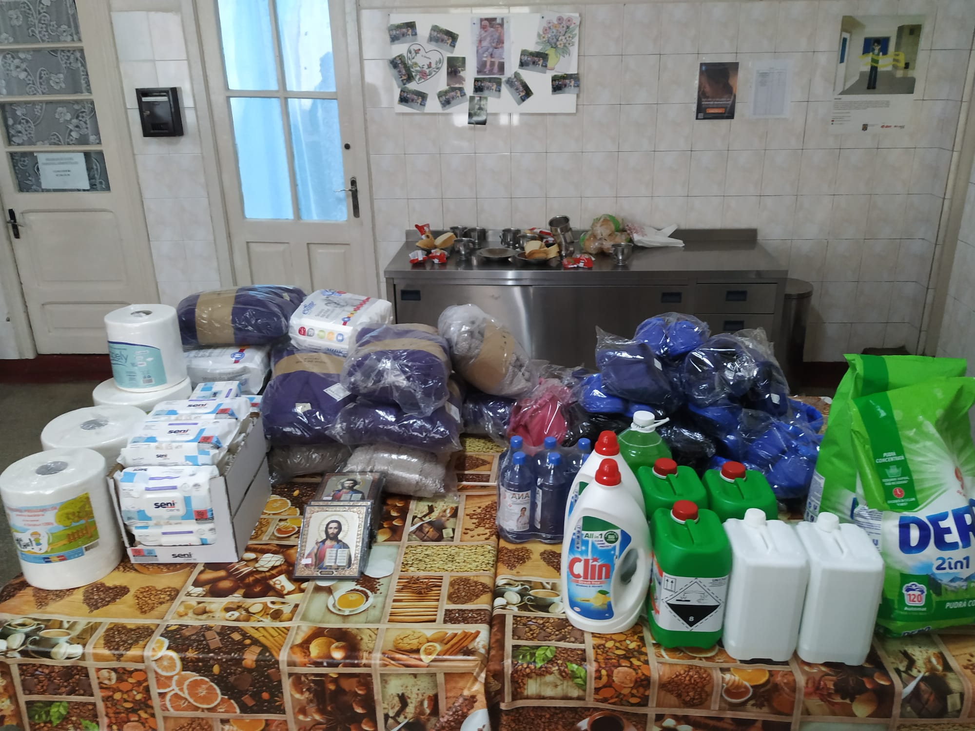 Daruri pentru vârstnicii de la un azil din Galaţi