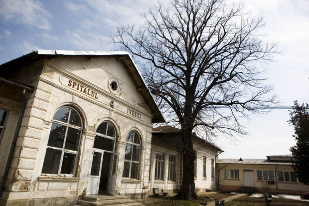 Un aparat de radiologie zace nefolosit la Iveşti