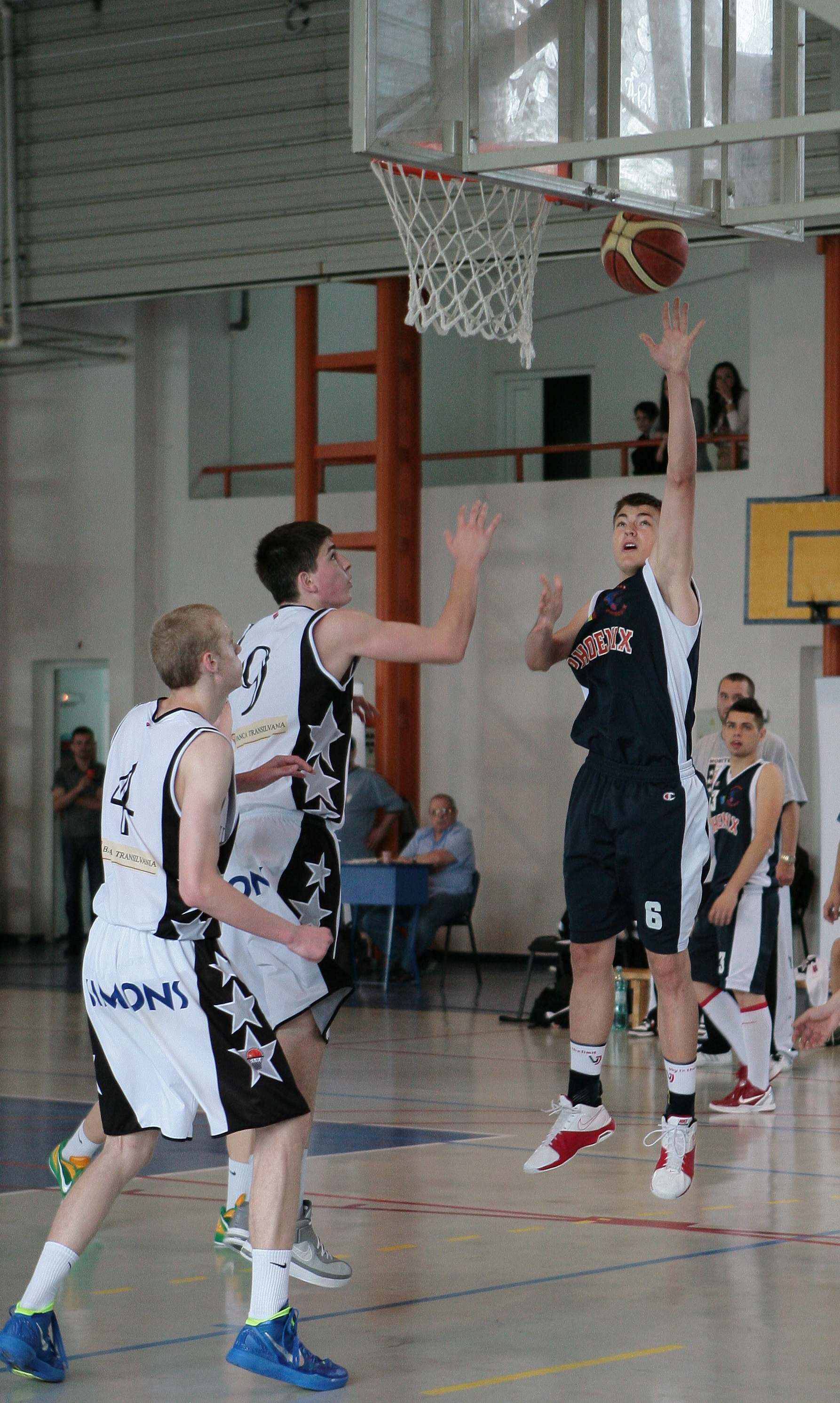 Banii alocaţi cluburilor sportive, blocaţi între instituţii 