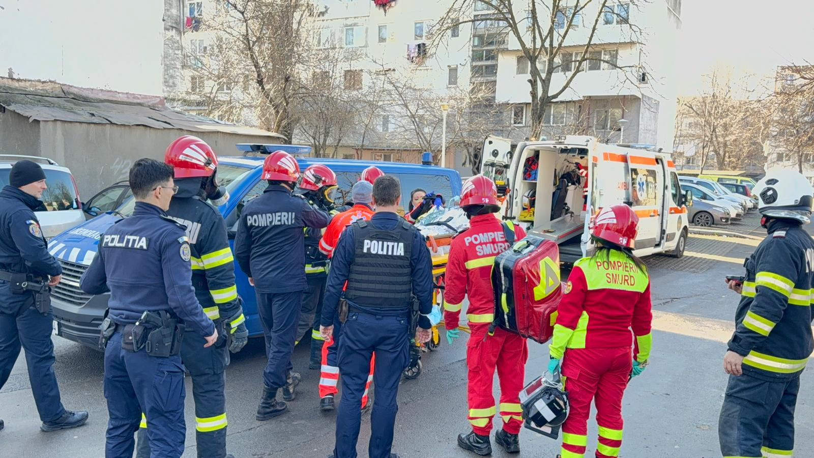 Foc și panică într-un bloc din Micro 40. Un bărbat a fost ars (VIDEO)