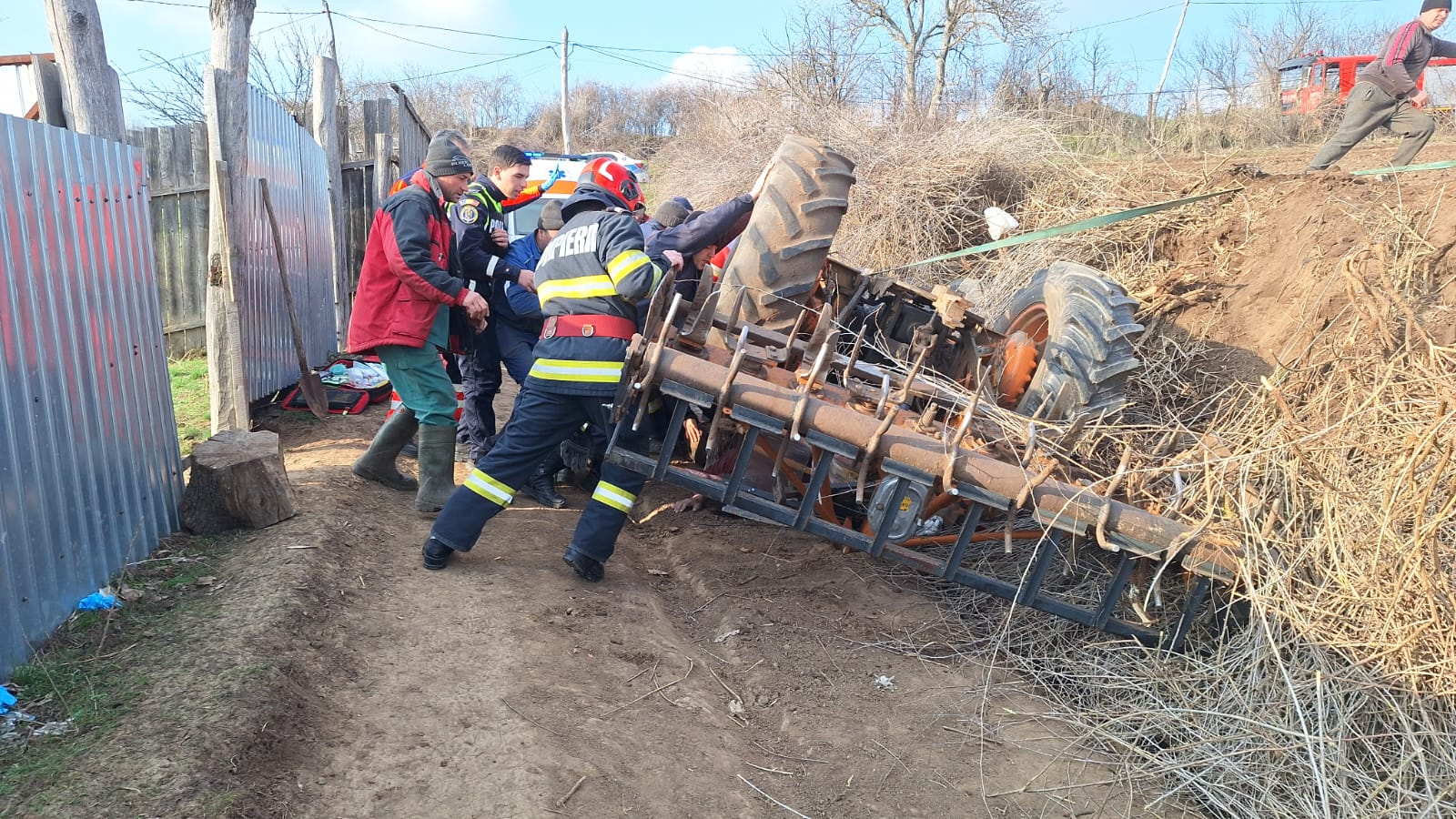 Bărbat accidentat după ce s-a răsturnat cu tractorul