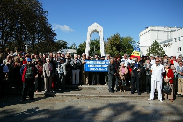 PENSIONARII PROTESTEAZĂ împotriva ArcelorMittal, la Prefectură