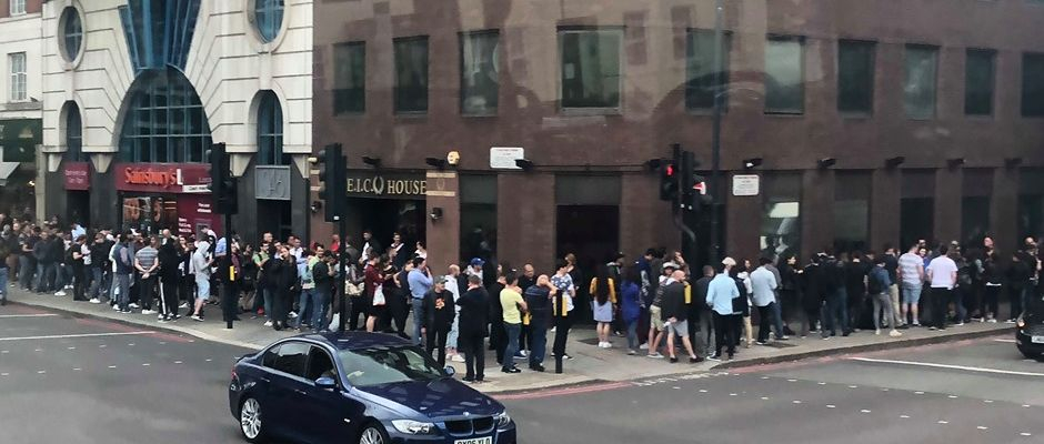 REFERENDUM și EUROPARLAMENTARE 2019 | Mii de români din Diaspora stau la coadă pentru a-și exprima voturile (FOTO și VIDEO)