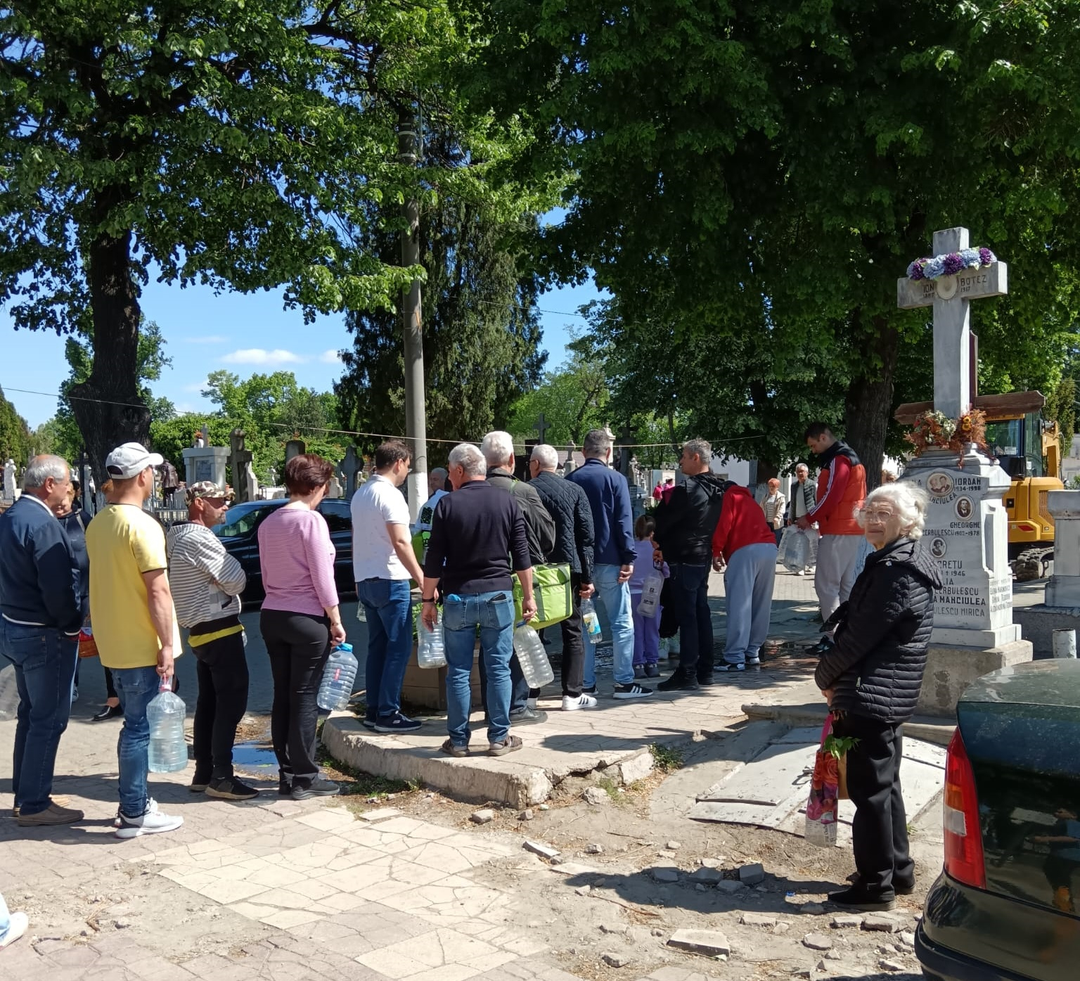 Grătare, aglomerație și mizerie, la Paștele Blajinilor. Pelerinaj în cimitirele gălăţene