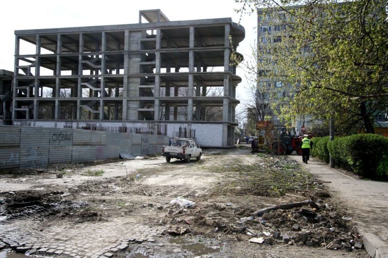 Primăria a scos gardul mall-ului din Ţiglina. A fost eliberată calea de acces dintre străzile Saturn şi Regiment 11 Siret