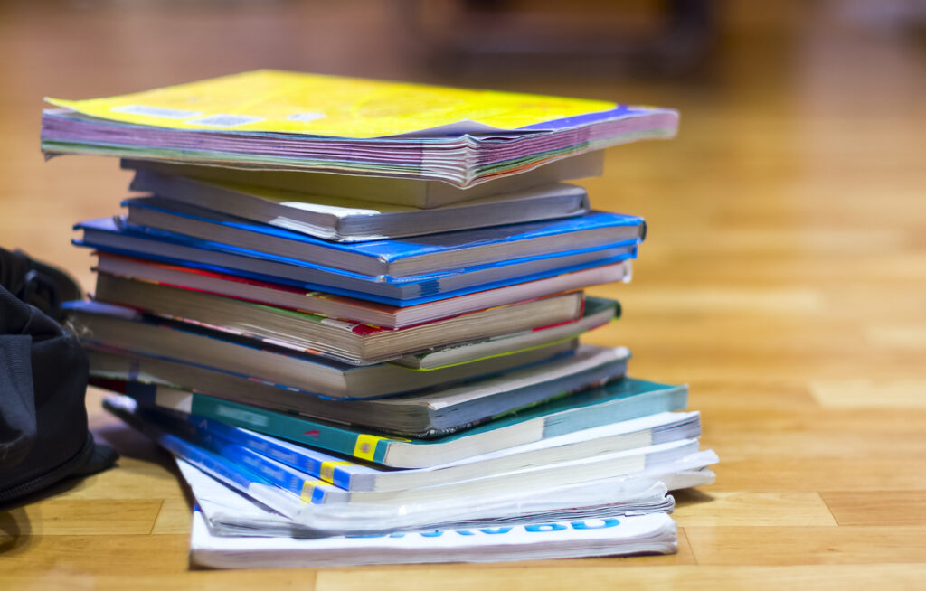 Critici dure privind modul de realizare a manualelor școlare din România