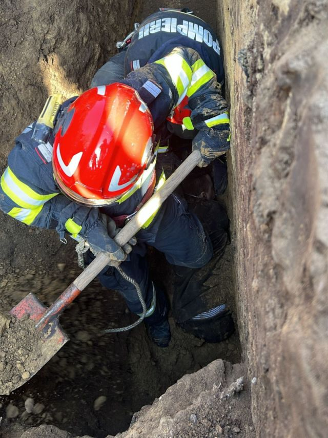 UPDATE. Bărbatul surprins de un mal de pământ nu a putut fi salvat