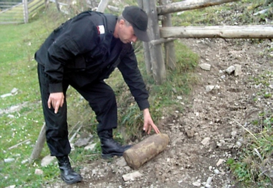 Ei sunt oamenii care ne scapă de bombe. Sute de proiectile au trecut prin mâinile lor în 2015