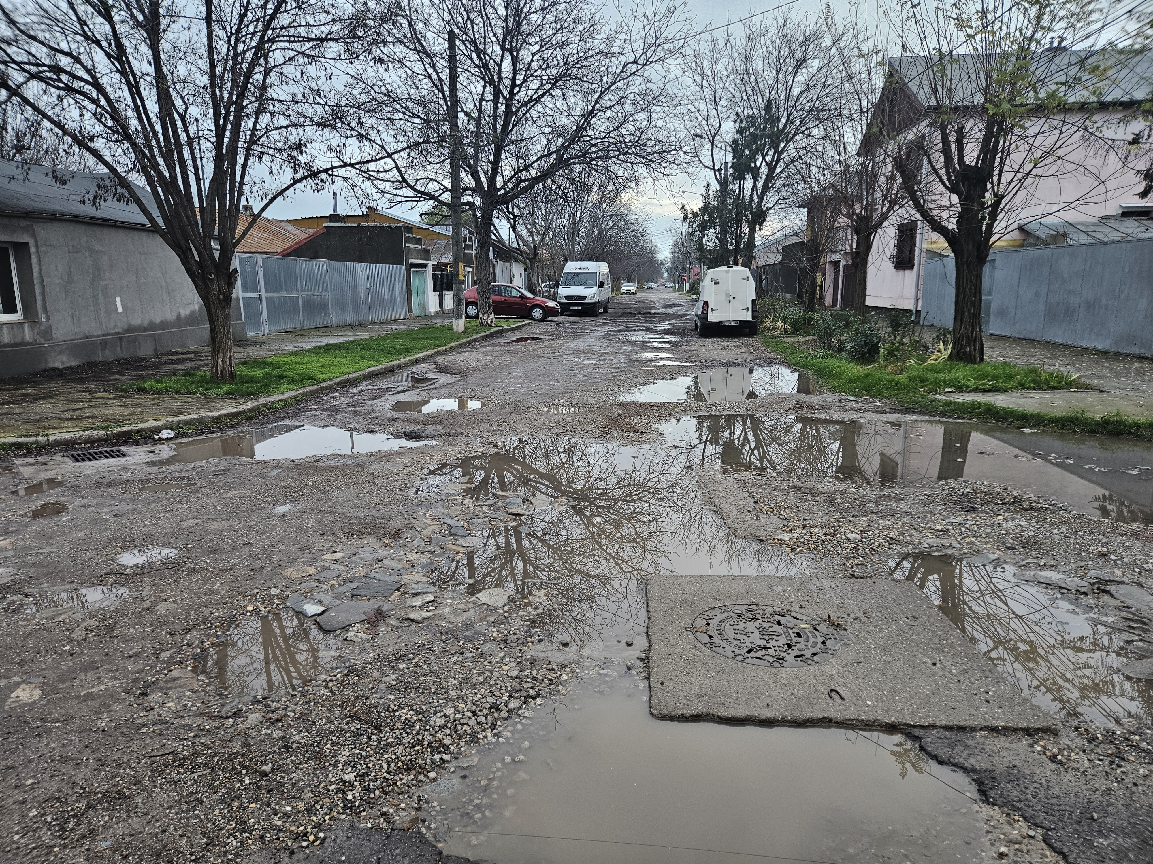 Pozele zilei. Strada Libertății - foileton de sesizări cu noroi și gropi (FOTO)