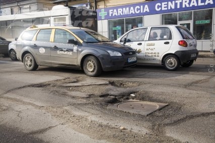 Pământ în gropile din carosabil  