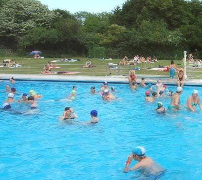 PERICOLUL ascuns din PISCINE. De ce trebuie să faci duş înainte şi după ce ai ieşit din bazin