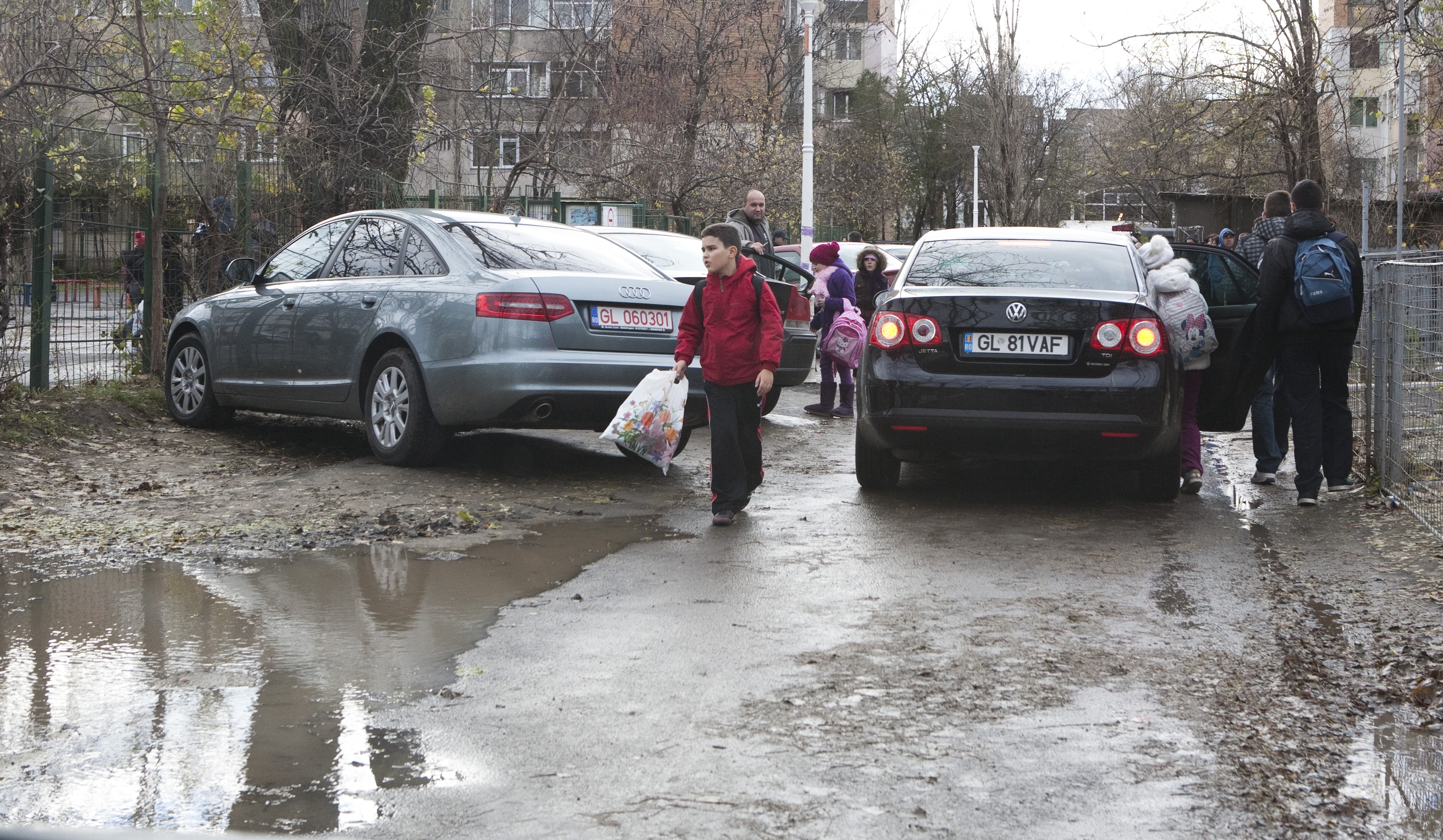 Cursă cu obstacole în drum spre şcoală pe ploaie, în Micro 19 (VIDEO)