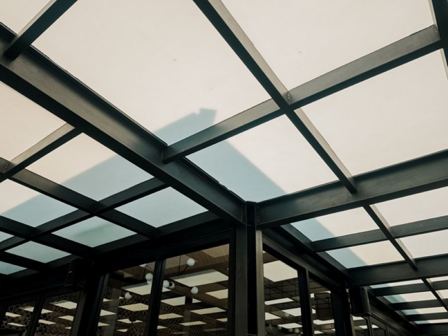 Folia de policarbonat: cum o alegi pentru protecția acoperișurilor și feroneriilor