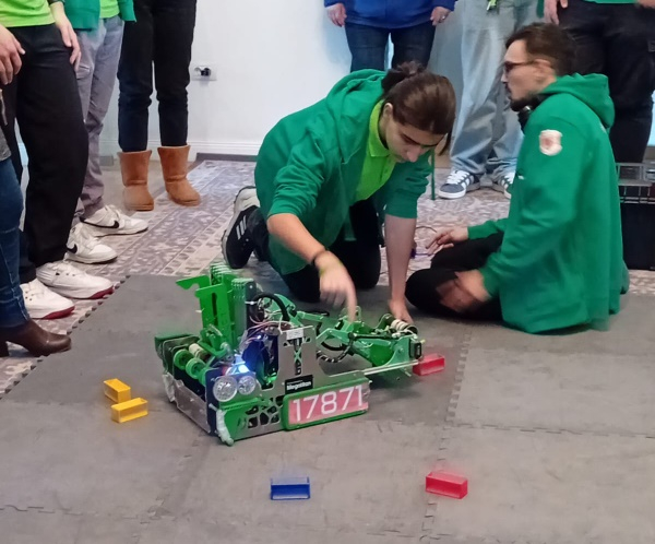 Echipa „Thobor” și robotul „Enki”, în vizită la „Viața liberă”. Demonstraţie de muncă în echipă, pasiune și perseverență (FOTO și VIDEO)